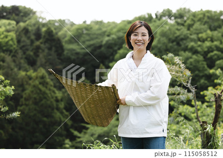 田舎暮らしを楽しむかわいい女性 田舎暮らしを楽しむかわいい女性 115058512