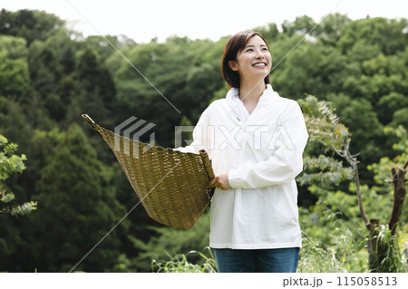 田舎暮らしを楽しむかわいい女性 田舎暮らしを楽しむかわいい女性 115058513