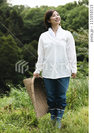田舎暮らしを楽しむかわいい女性 115058515