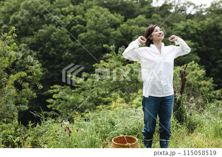 田舎暮らしを楽しむかわいい女性 田舎暮らしを楽しむかわいい女性 115058519