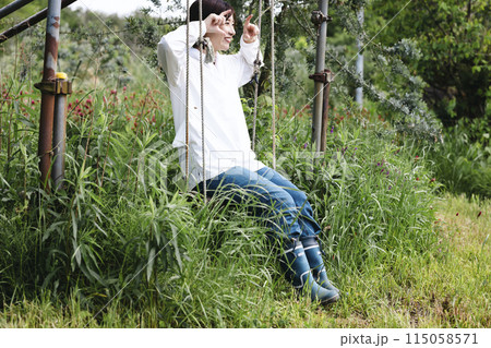 田舎暮らしを楽しむかわいい女性 田舎暮らしを楽しむかわいい女性 115058571