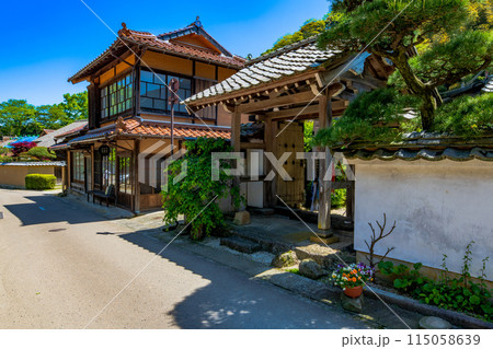 島根県　石見銀山　大森の町並み 115058639