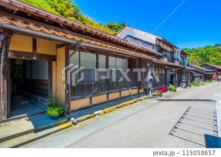 島根県　石見銀山　大森の町並み 115058657