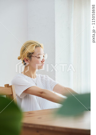 在宅ワークをする女性 在宅ワークをする女性 115058698
