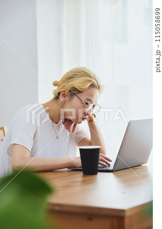 在宅ワークをする女性 在宅ワークをする女性 115058699