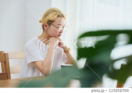 在宅ワークをする女性 在宅ワークをする女性 115058700