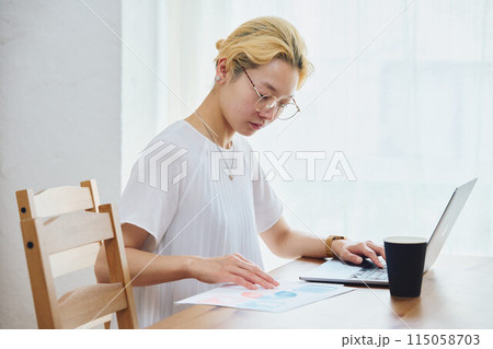 在宅ワークをする女性 在宅ワークをする女性 115058703