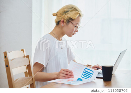 在宅ワークをする女性 115058705