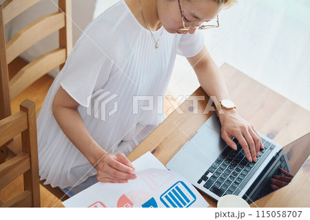 在宅ワークをする女性 115058707
