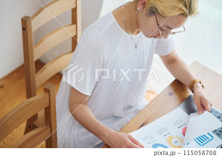 在宅ワークをする女性 115058708