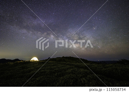 《高知県・徳島県》三嶺山 星空と天の川とテント 《高知県・徳島県》三嶺山 星空と天の川とテント 115058734