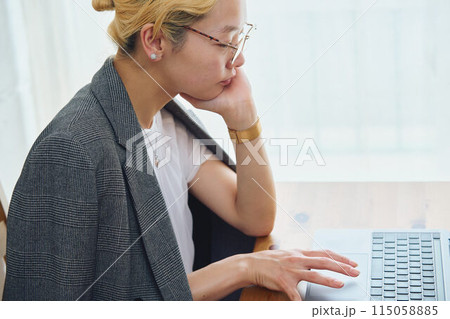 在宅ワークをする女性 在宅ワークをする女性 115058885