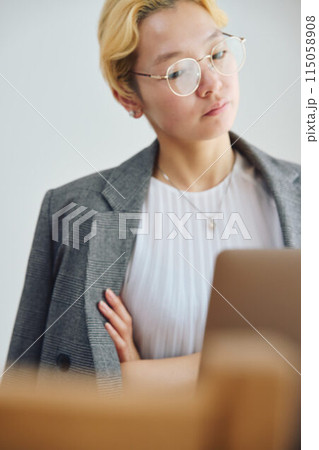 在宅ワークをする女性 115058908