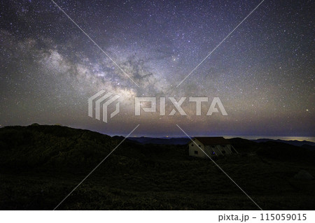 《高知県・徳島県》三嶺山ヒュッテと星空と天の川 《高知県・徳島県》三嶺山ヒュッテと星空と天の川 115059015