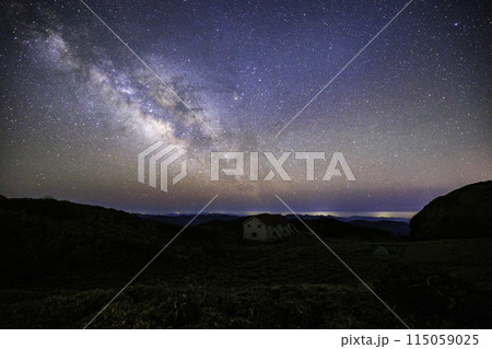 《高知県・徳島県》三嶺山ヒュッテと星空と天の川 《高知県・徳島県》三嶺山ヒュッテと星空と天の川 115059025