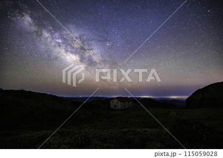 《高知県・徳島県》三嶺山ヒュッテと星空と天の川 115059028
