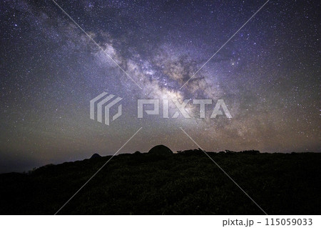 《星空・天の川写真》 絶景の天の川が広がる夜空 《星空・天の川写真》 絶景の天の川が広がる夜空 115059033