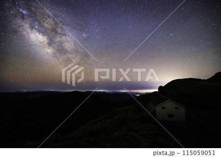 《高知県・徳島県》三嶺山ヒュッテと星空と天の川 《高知県・徳島県》三嶺山ヒュッテと星空と天の川 115059051