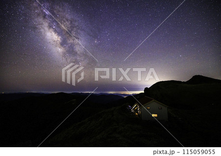 《高知県・徳島県》三嶺山ヒュッテと星空と天の川 115059055