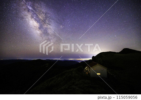 《高知県・徳島県》三嶺山ヒュッテと星空と天の川 《高知県・徳島県》三嶺山ヒュッテと星空と天の川 115059056