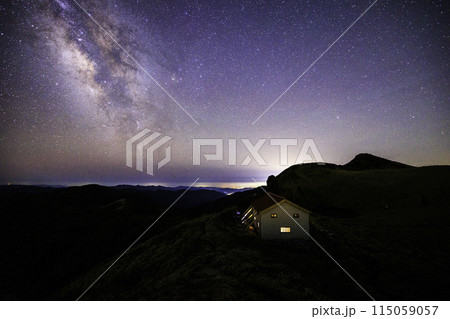 《高知県・徳島県》三嶺山ヒュッテと絶景の星空と天の川 《高知県・徳島県》三嶺山ヒュッテと絶景の星空と天の川 115059057
