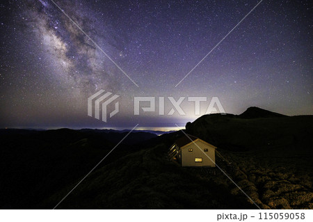 《高知県・徳島県》三嶺山ヒュッテと絶景の星空と天の川 《高知県・徳島県》三嶺山ヒュッテと絶景の星空と天の川 115059058