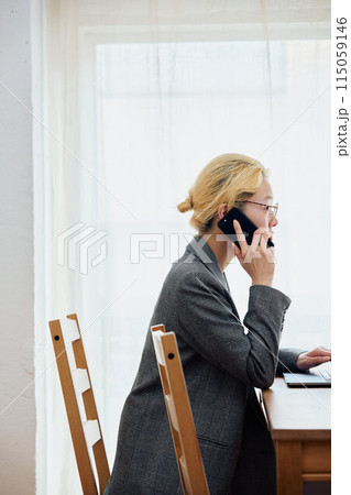 在宅ワークをする女性 在宅ワークをする女性 115059146