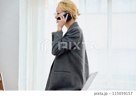 在宅ワークをする女性 115059157