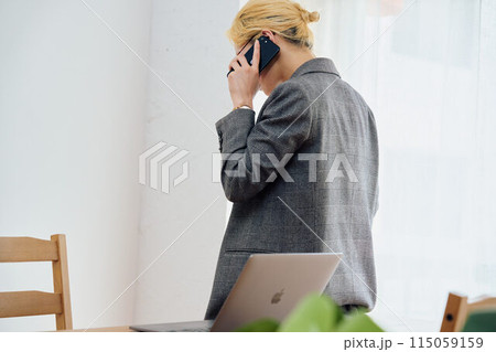 在宅ワークをする女性 115059159