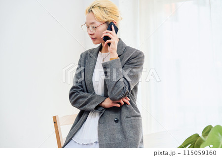 在宅ワークをする女性 115059160