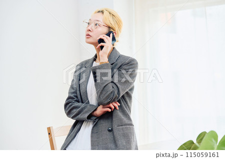 在宅ワークをする女性 115059161