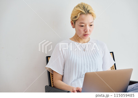 自宅でパソコン作業をする女性 115059485