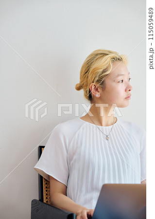 自宅でパソコン作業をする女性 自宅でパソコン作業をする女性 115059489