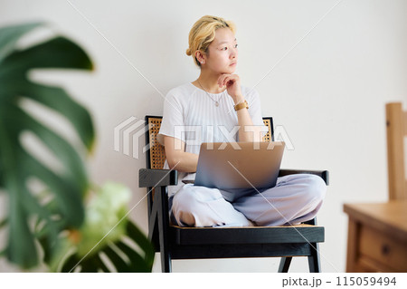 自宅でパソコン作業をする女性 自宅でパソコン作業をする女性 115059494