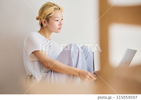 自宅でパソコン作業をする女性 115059507