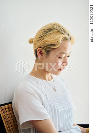自宅でパソコン作業をする女性 自宅でパソコン作業をする女性 115059521