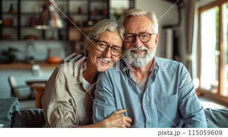 リビングで微笑む欧米人夫婦03 リビングで微笑む欧米人夫婦03 115059609