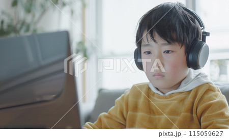 オンライン学習するアジア人の男の子03 115059627