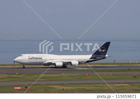 離陸する旅客機　ジャンボジェット 115059671