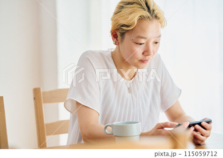 在宅ワーク途中に休憩をする女性 在宅ワーク途中に休憩をする女性 115059712