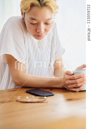 在宅ワーク途中に休憩をする女性 115059722