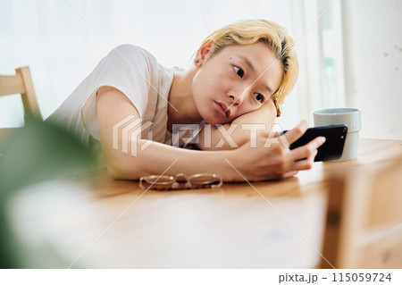 在宅ワーク途中に休憩をする女性 在宅ワーク途中に休憩をする女性 115059724
