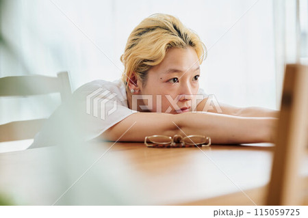 在宅ワーク途中に休憩をする女性 在宅ワーク途中に休憩をする女性 115059725