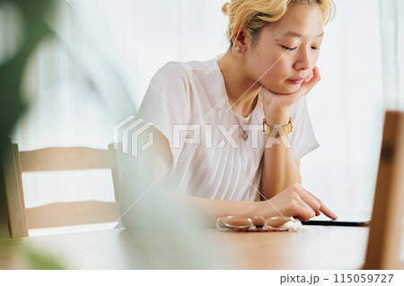 在宅ワーク途中に休憩をする女性 115059727