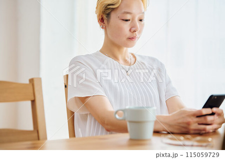 在宅ワーク途中に休憩をする女性 在宅ワーク途中に休憩をする女性 115059729