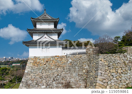 石垣の上の上から見た明石城巽櫓 115059861