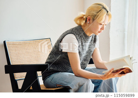 本を読む女性 115059899