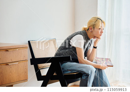 本を読む女性 115059913