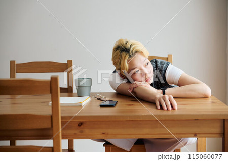 部屋でくつろぐ女性 115060077