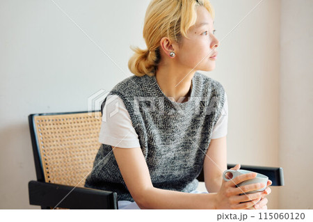 部屋でくつろぐ女性 部屋でくつろぐ女性 115060120